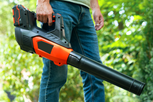 Six Extra Makes use of for a Leaf Blower